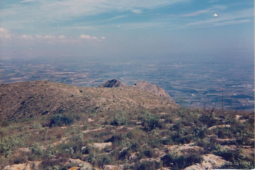 La cima de la Sierra de Callosa, vistas hacia la Vega Baja (se entrevé la Laguna del Hondo).